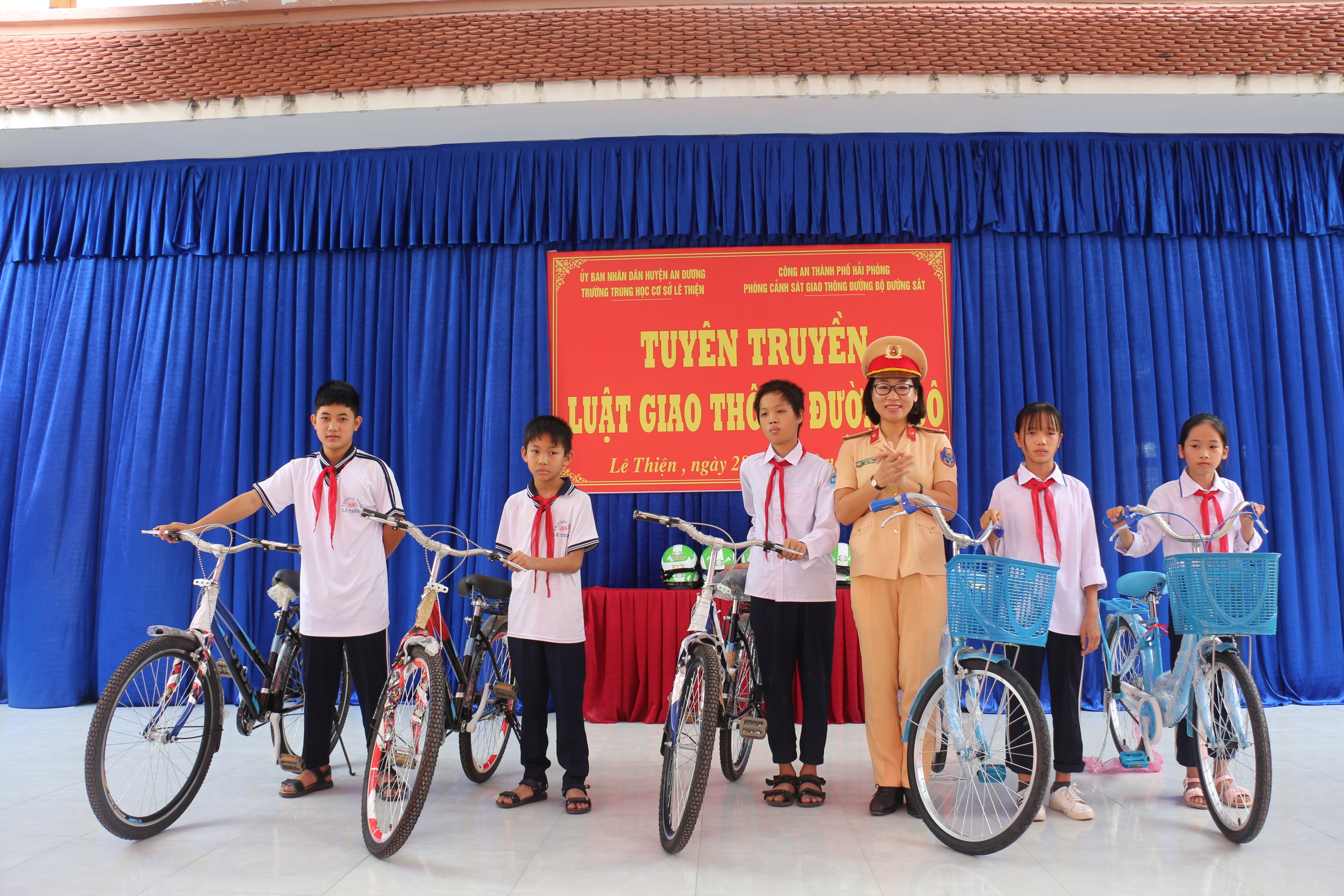 Hội Phụ nữ Phòng CSGT đường bộ - đường sắt: Tuyên truyền và tặng quà cho học sinh trường THCS Lê Thiện – An Dương